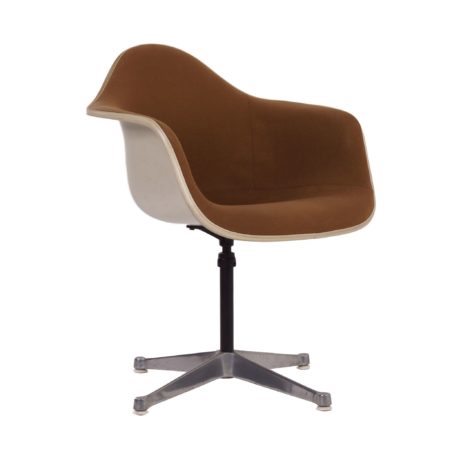 Eames Fiberglass Armchair | Ajustable