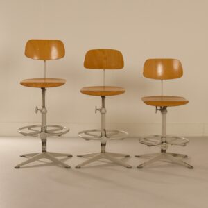 Architect&#8217;s chairs by Friso Kramer for Ahrend de Cirkel, 1960s &#8211; Set of Three with Grey Ring