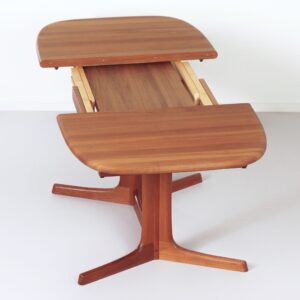 Vintage Dyrlund Extendable Teak Dining Table, 1960s – Danish Craftsmanship