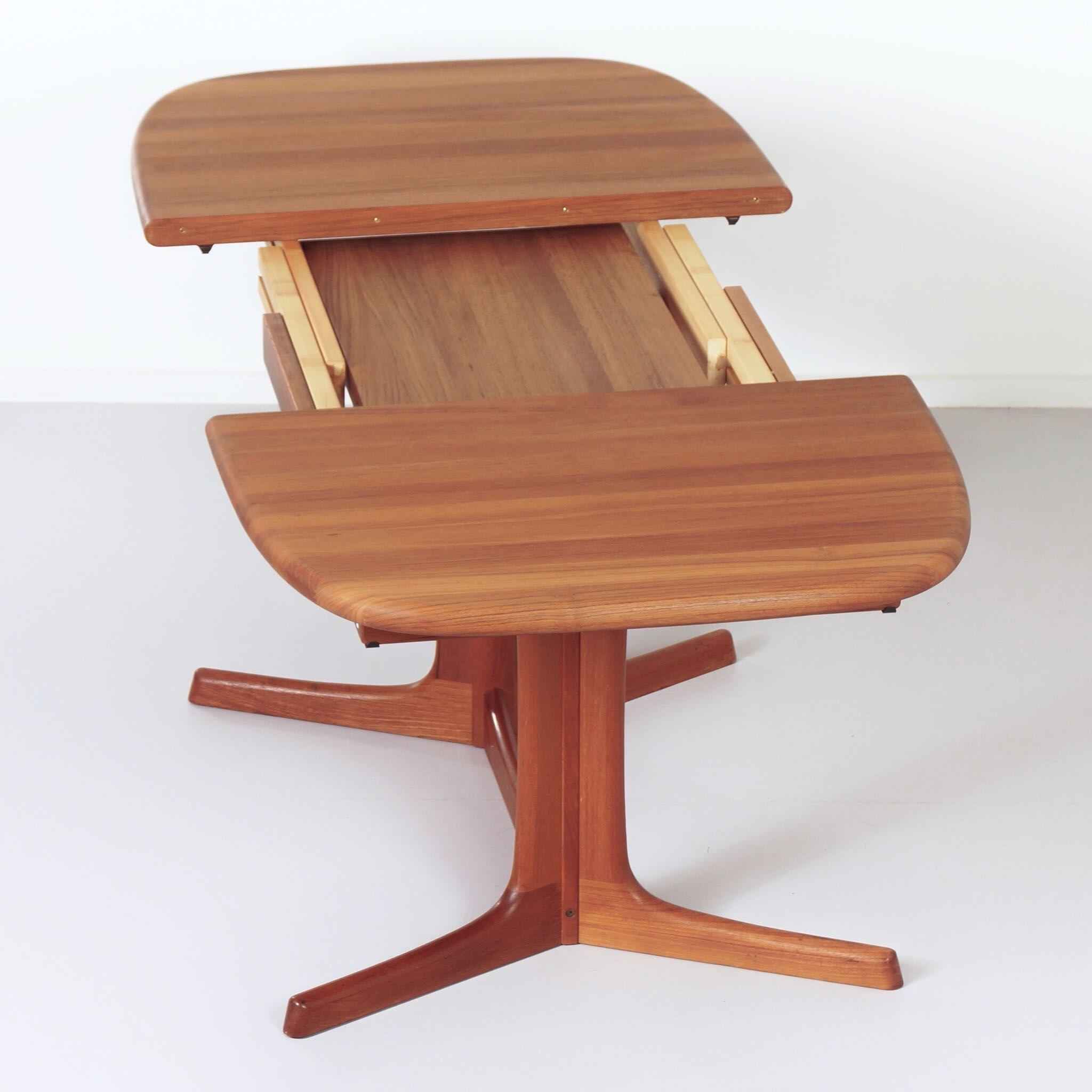 Vintage Dyrlund Extendable Teak Dining Table, 1960s – Danish Craftsmanship