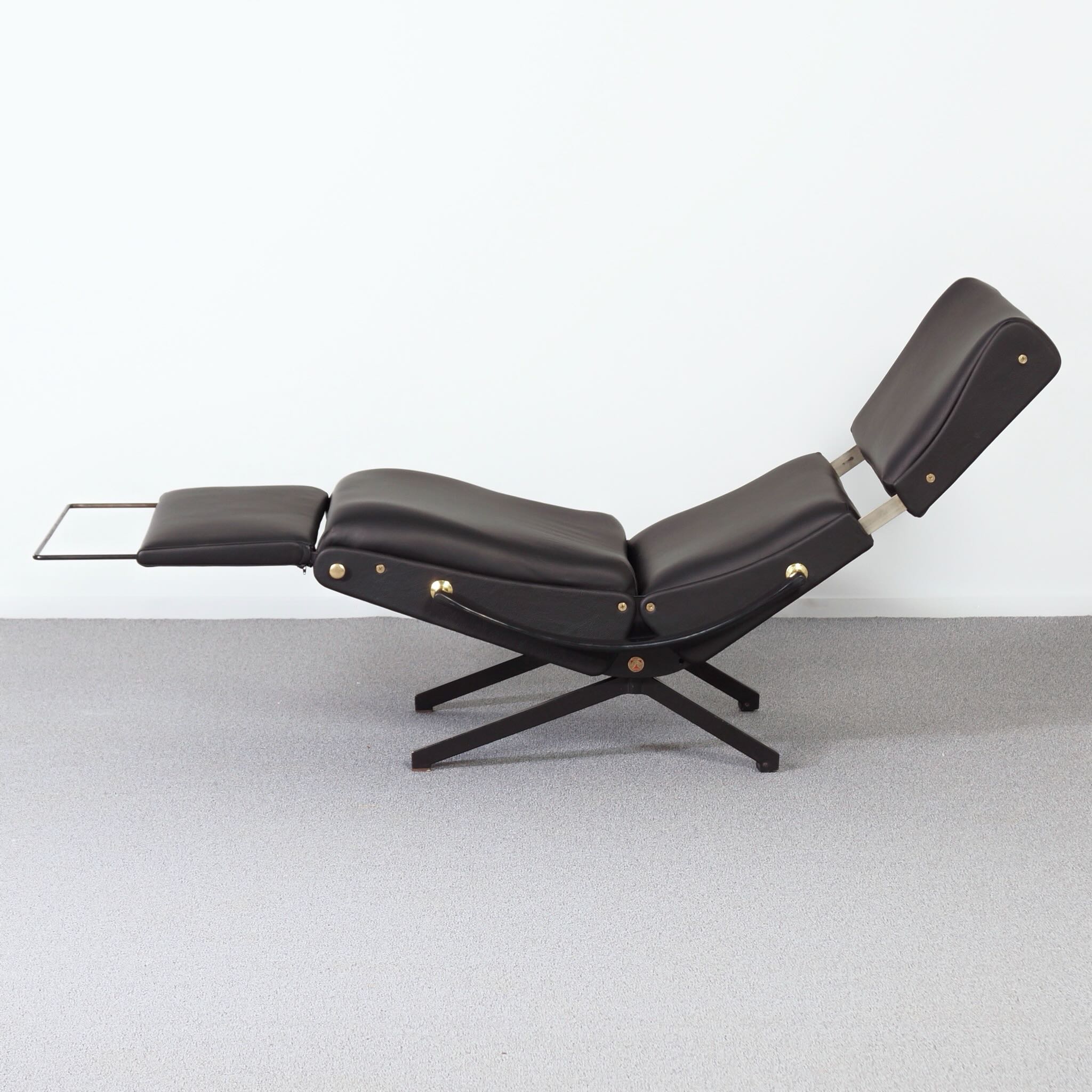 P40 lounge chair by Osvaldo Borsani for Tecno, 1950s in Black Leather and Brass