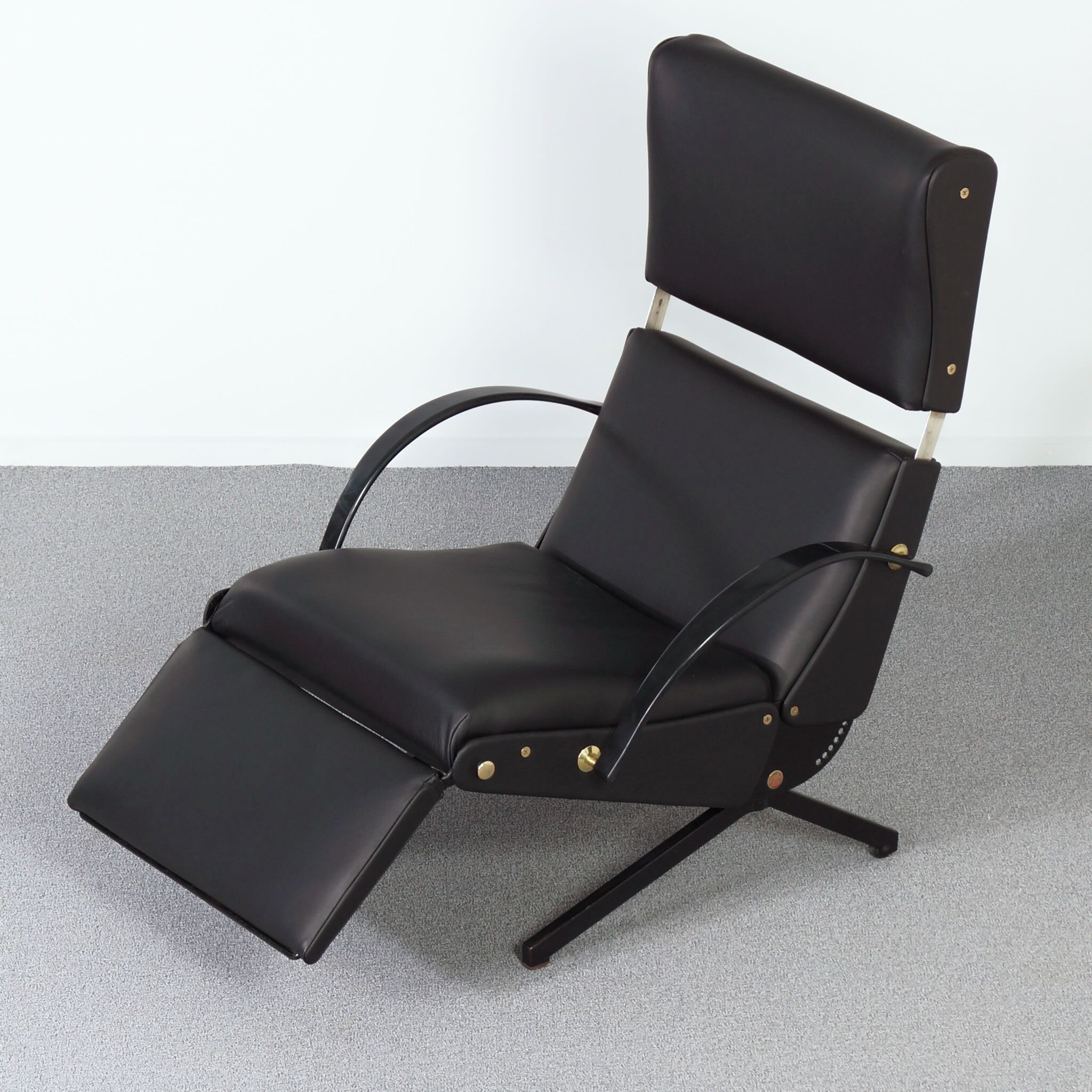 P40 lounge chair by Osvaldo Borsani for Tecno, 1950s in Black Leather and Brass