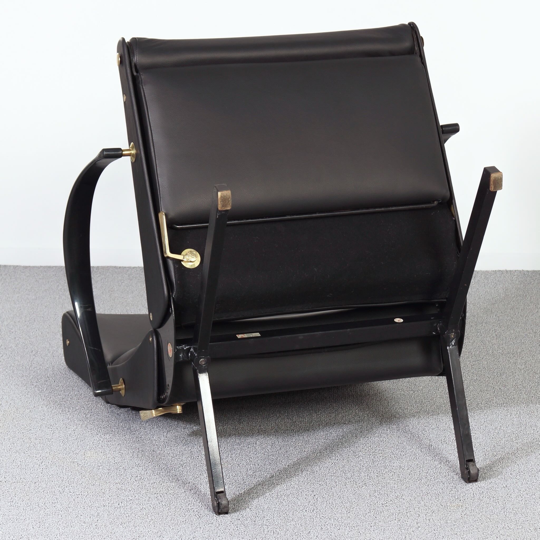 P40 lounge chair by Osvaldo Borsani for Tecno, 1950s in Black Leather and Brass