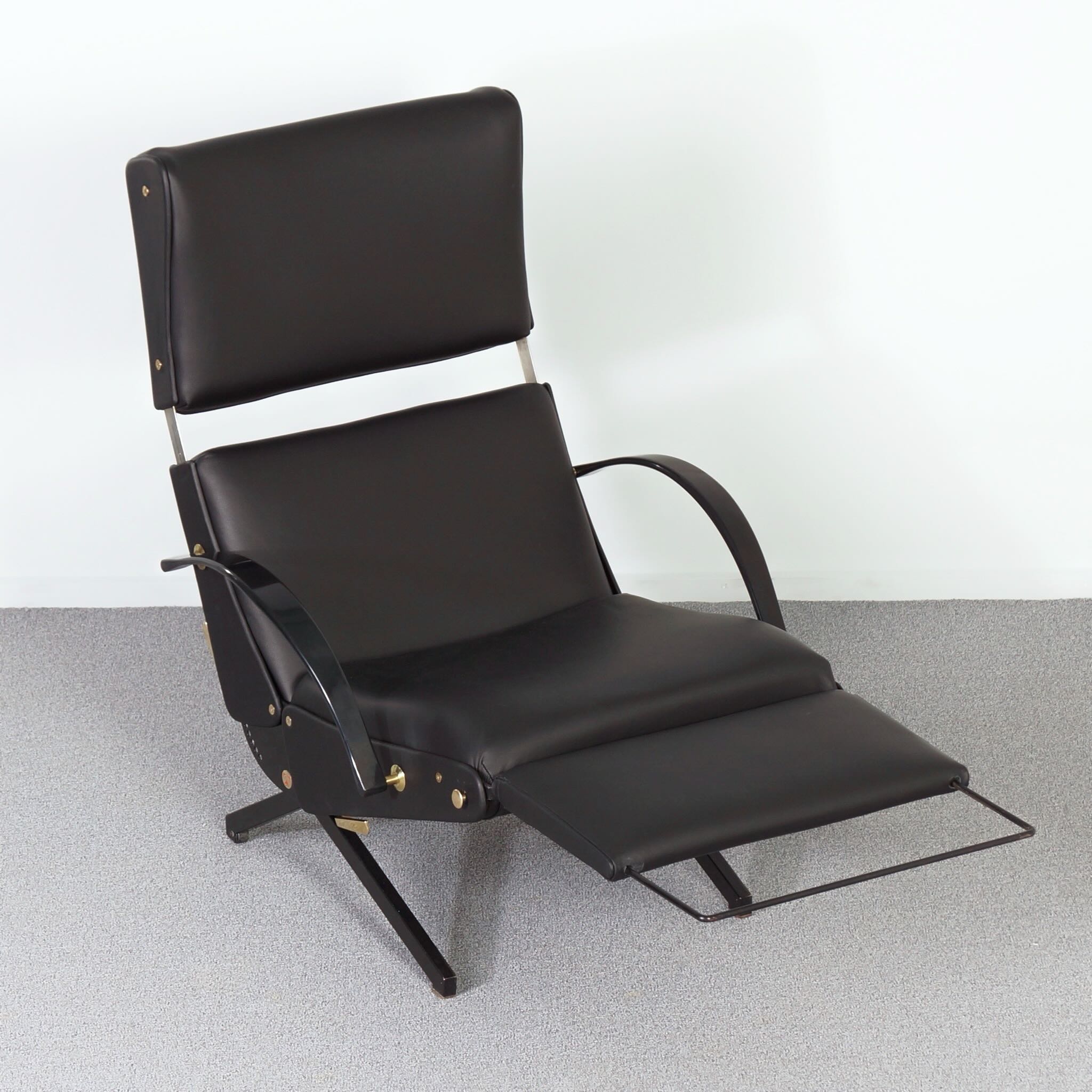 P40 lounge chair by Osvaldo Borsani for Tecno, 1950s in Black Leather and Brass