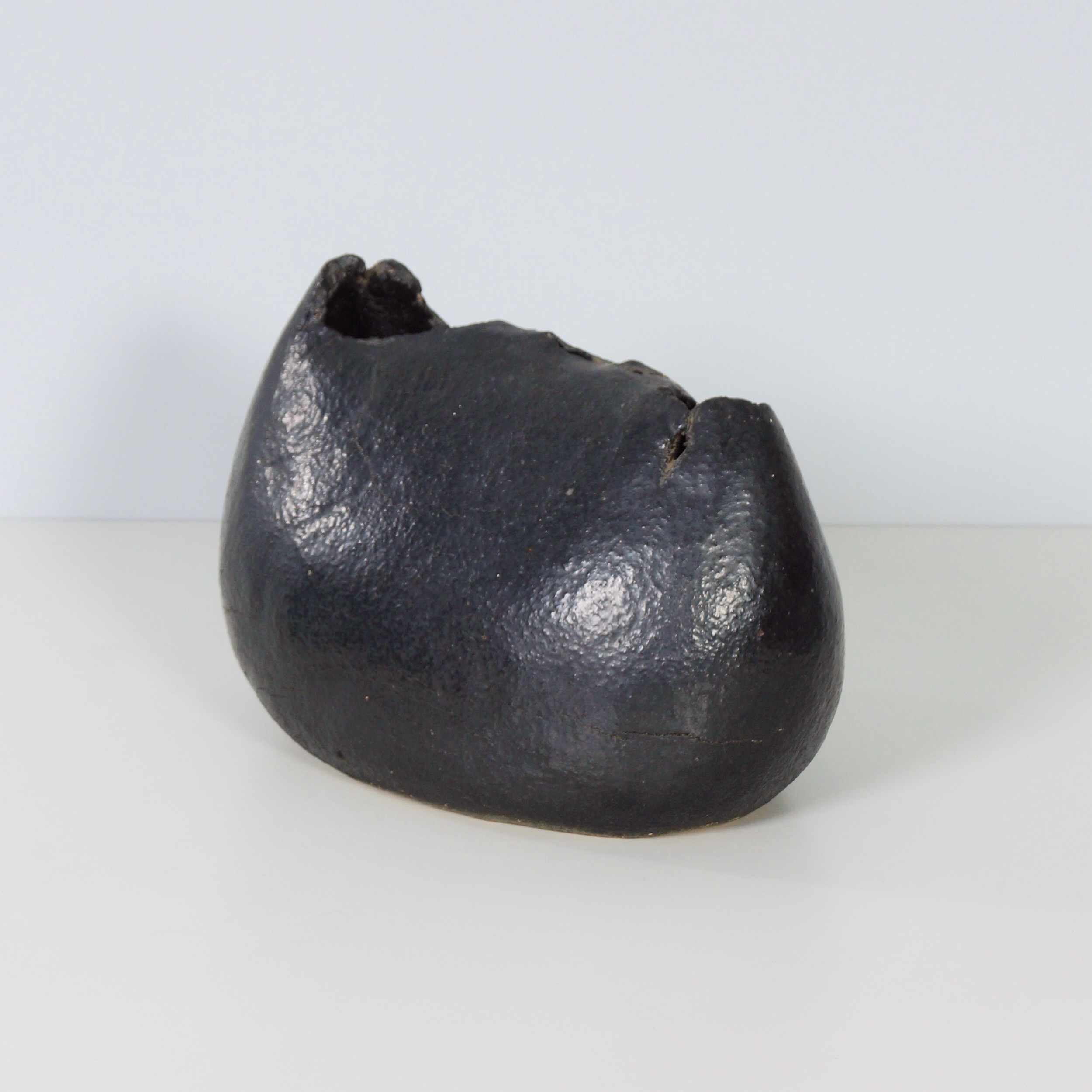 Sculptural vase by Keiko Yoshida from 1971 in black ceramic