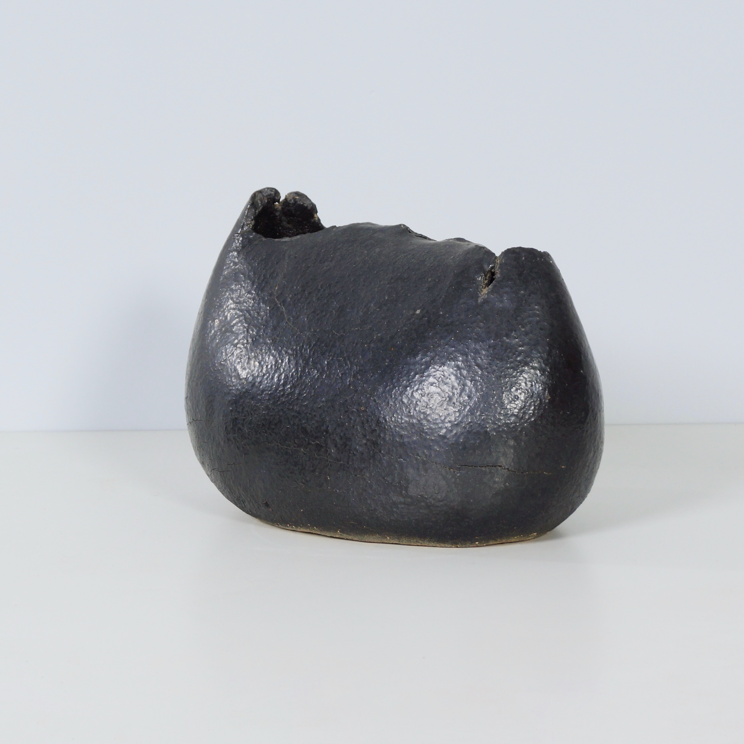 Sculptural vase by Keiko Yoshida from 1971 in black ceramic