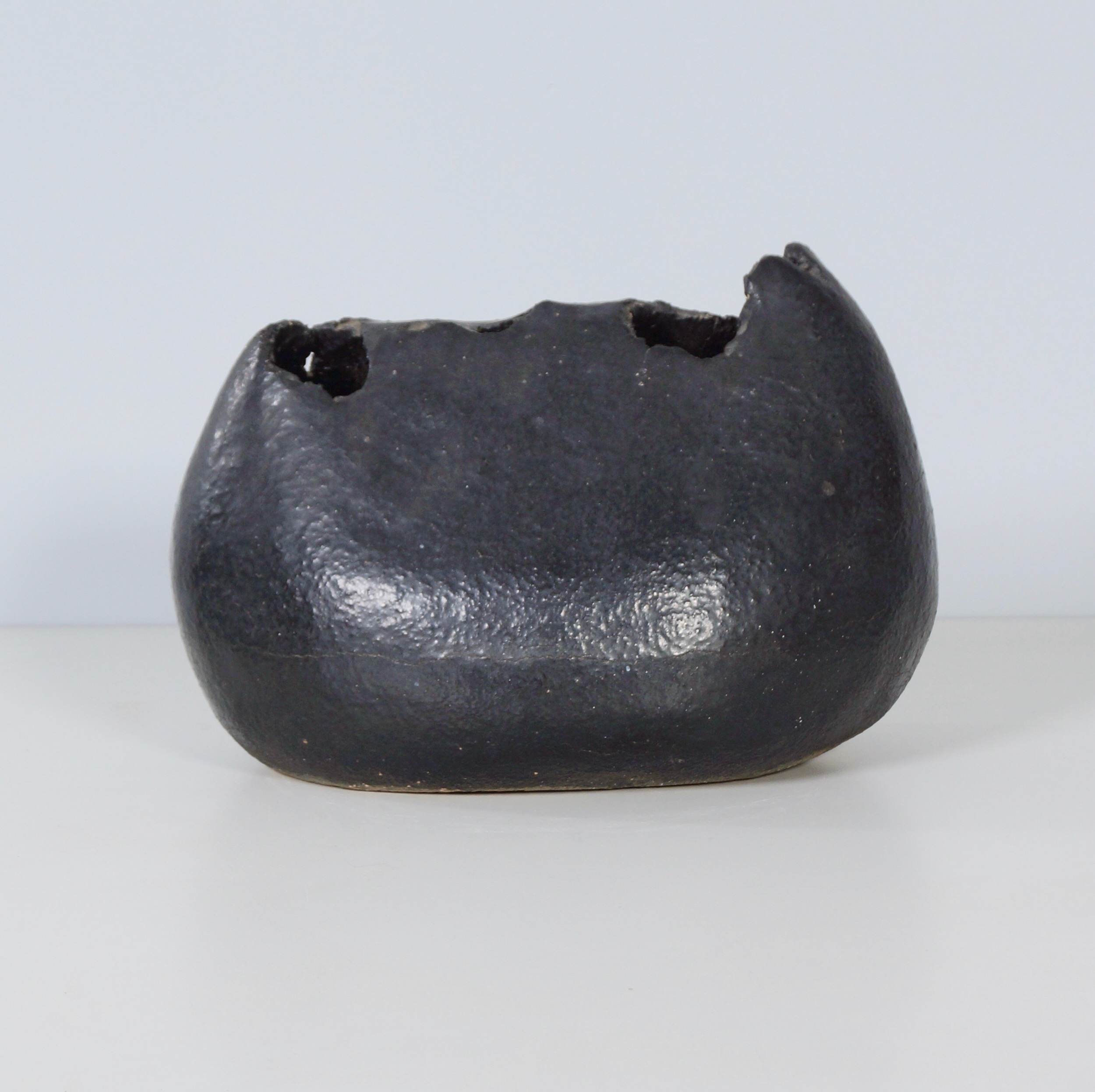 Sculptural vase by Keiko Yoshida from 1971 in black ceramic