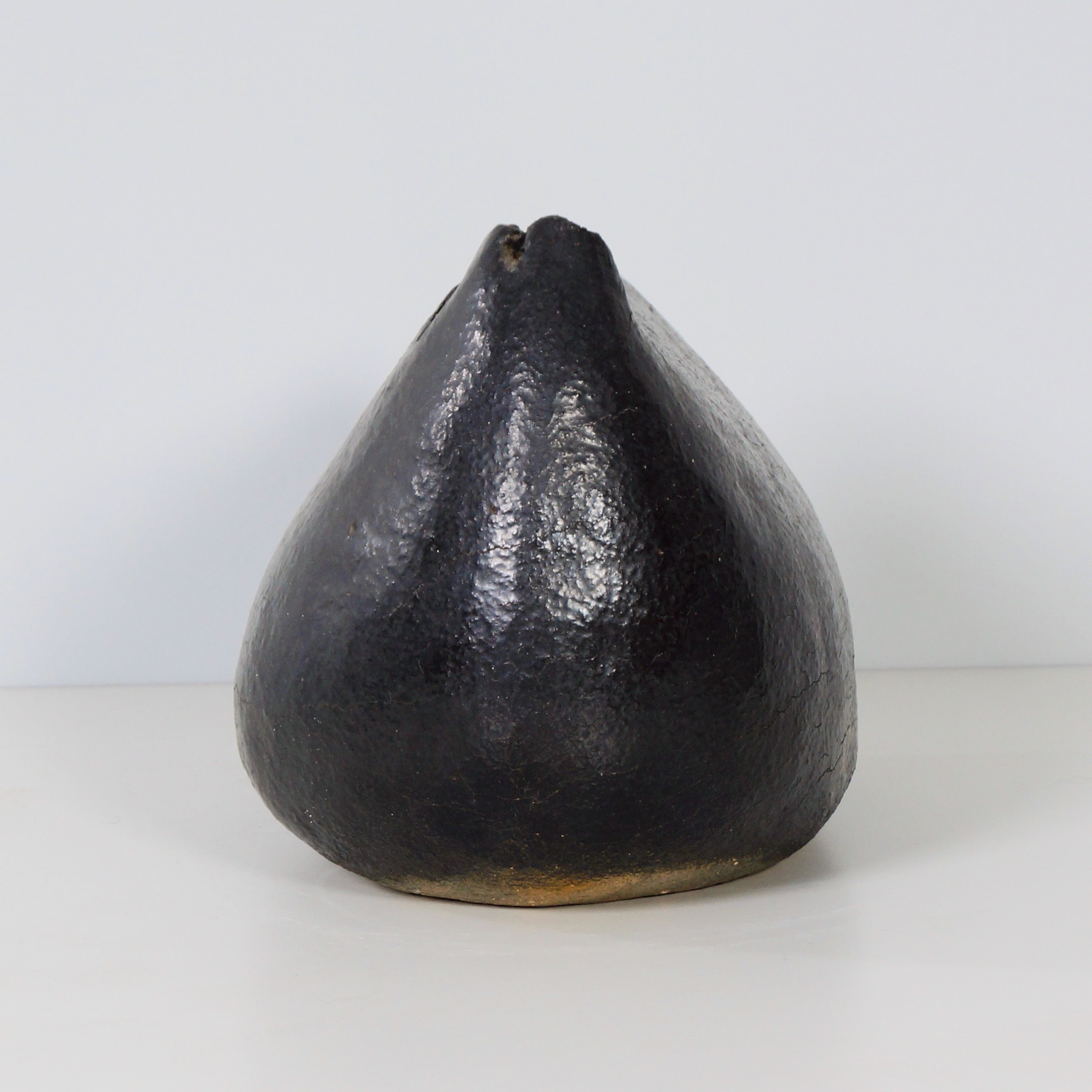 Sculptural vase by Keiko Yoshida from 1971 in black ceramic