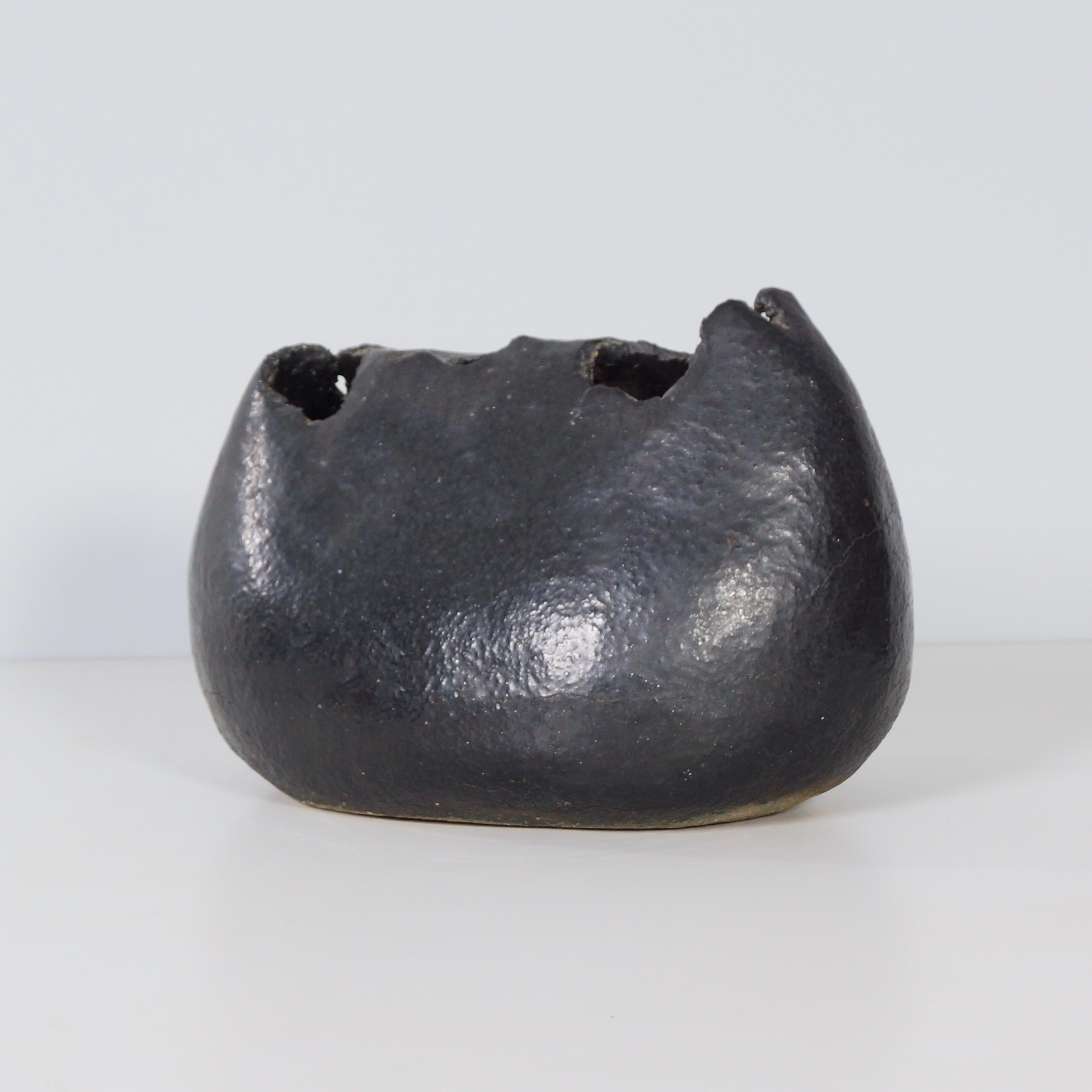 Sculptural vase by Keiko Yoshida from 1971 in black ceramic