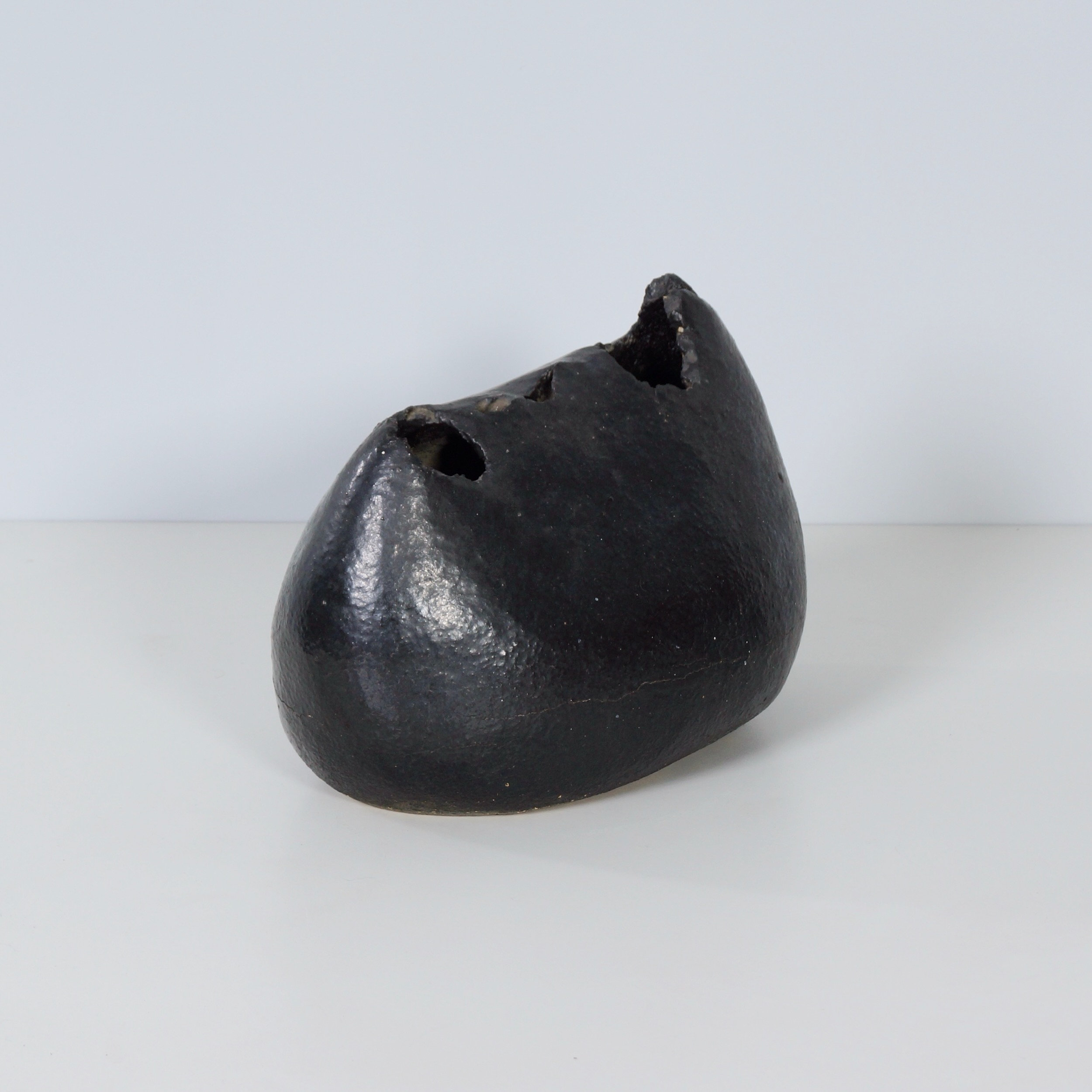 Sculptural vase by Keiko Yoshida from 1971 in black ceramic
