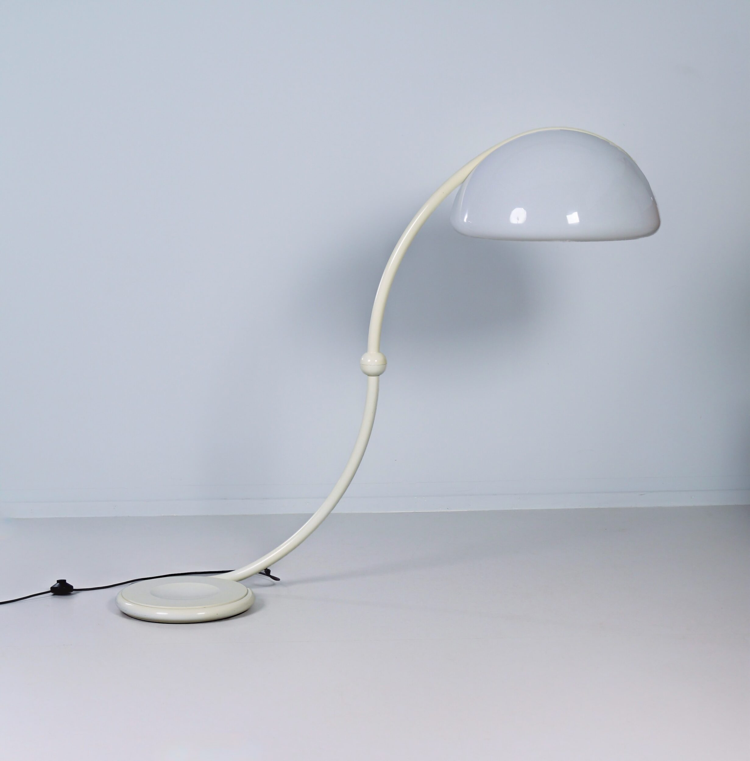 Serpente floor lamp by Elio Martinelli for Martinelli Luce, 1970s in white