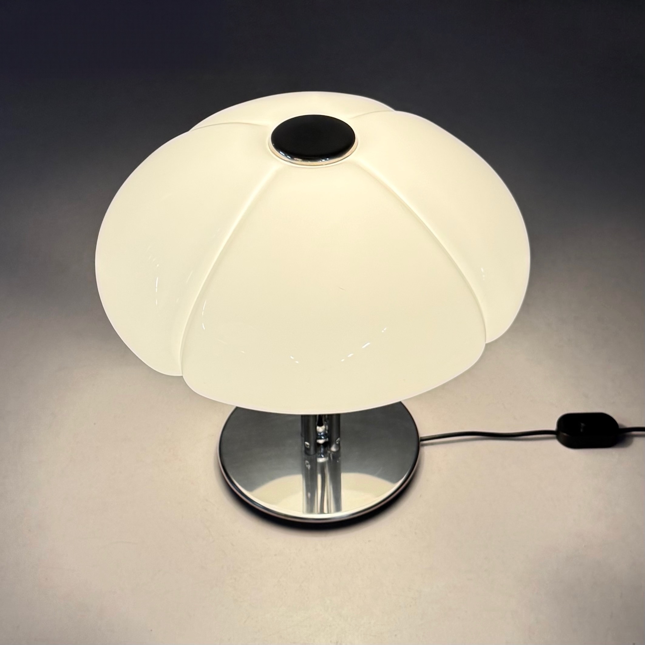 Quadrifoglio table lamp by Studio 6G for Guzzini, under the direction of Luigi Massoni, 1970s, white