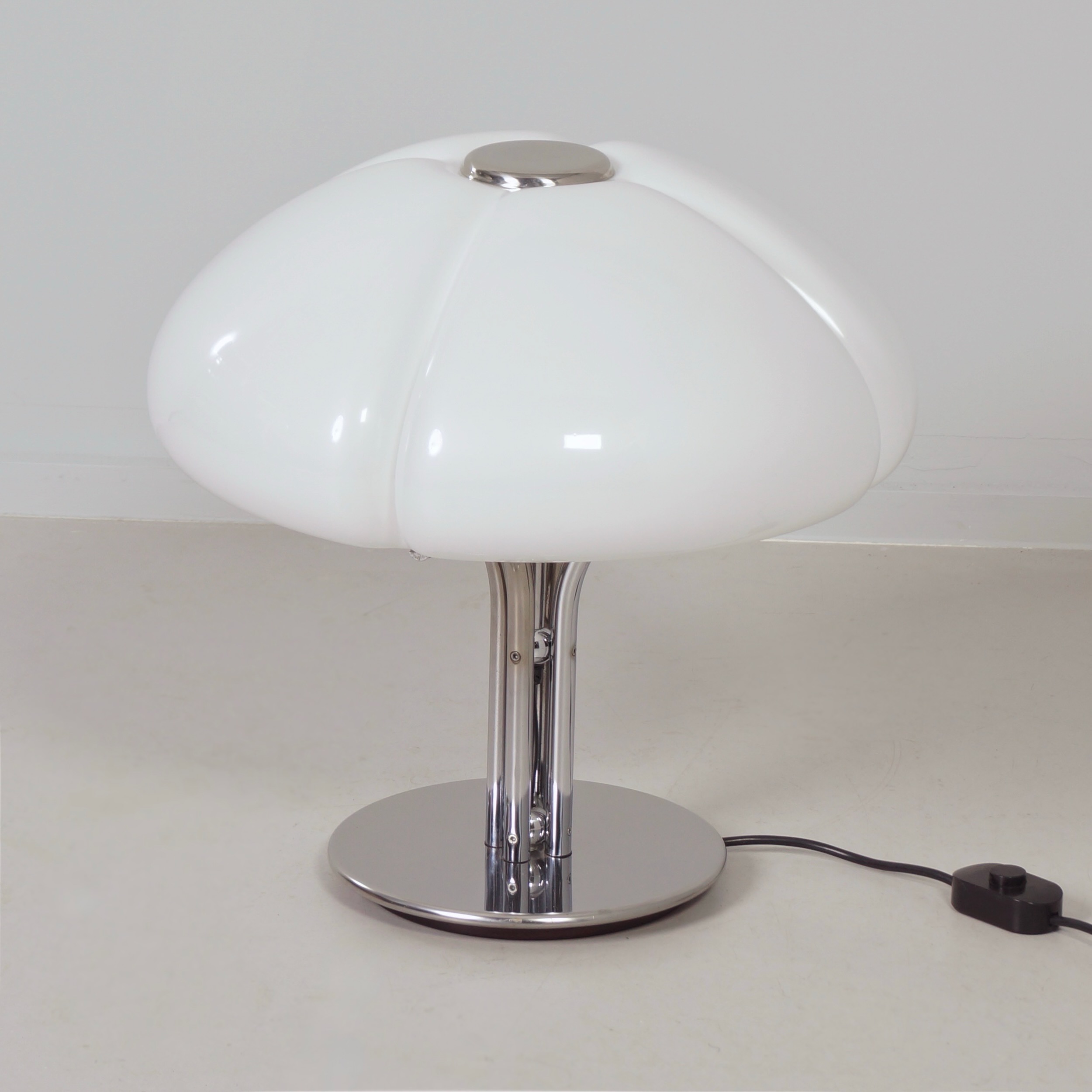 Quadrifoglio table lamp by Studio 6G for Guzzini, under the direction of Luigi Massoni, 1970s, white