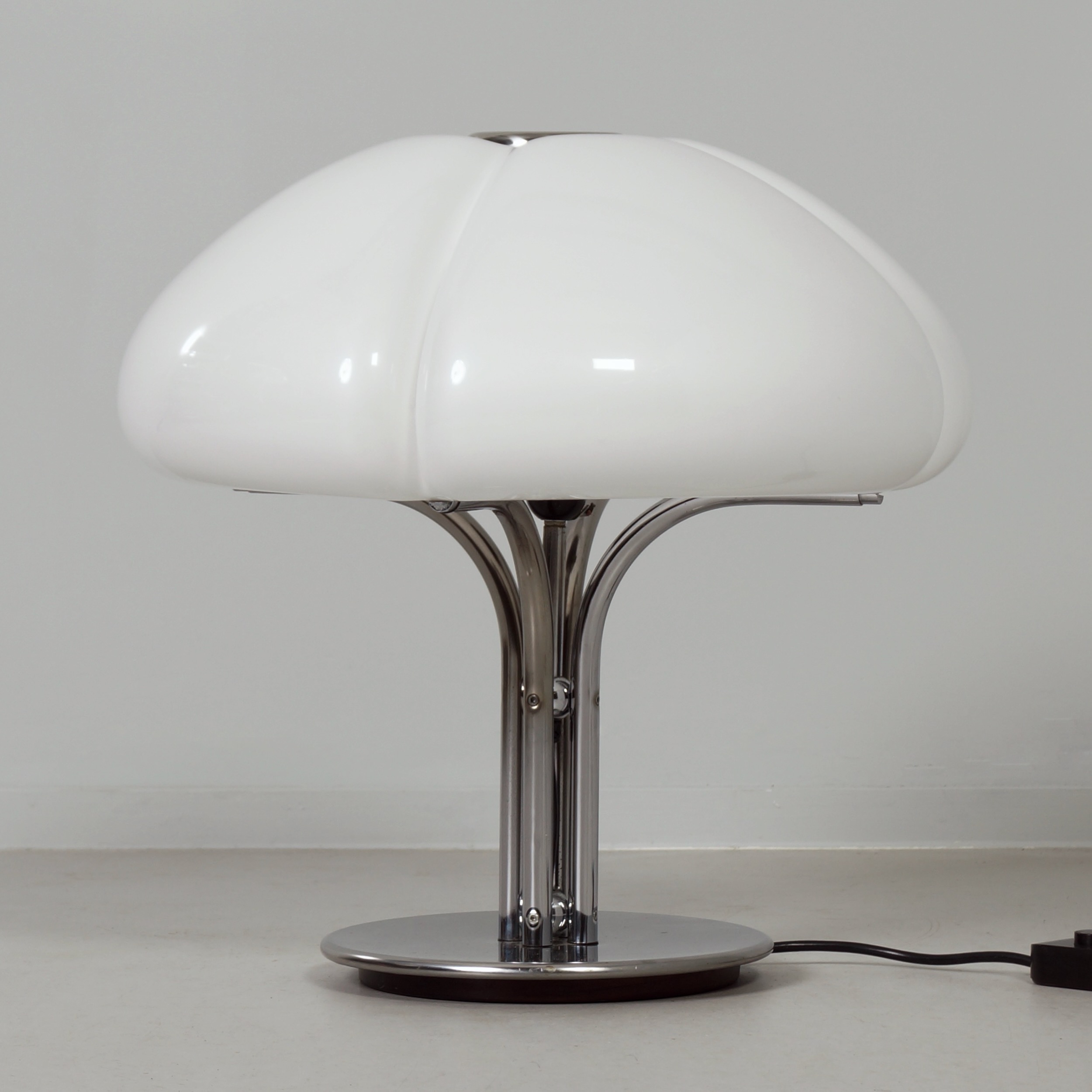 Quadrifoglio table lamp by Studio 6G for Guzzini, under the direction of Luigi Massoni, 1970s, white