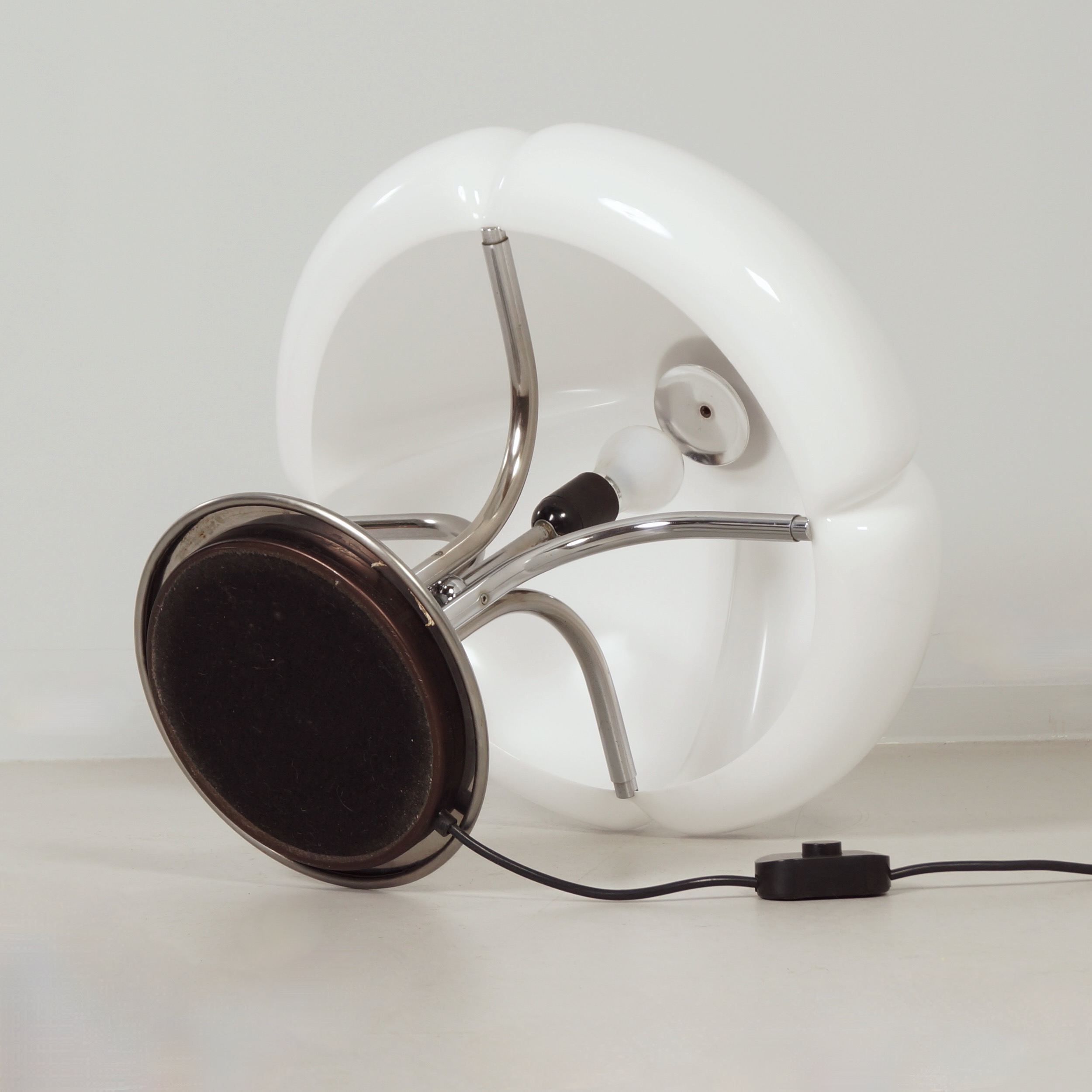 Quadrifoglio table lamp by Studio 6G for Guzzini, under the direction of Luigi Massoni, 1970s, white