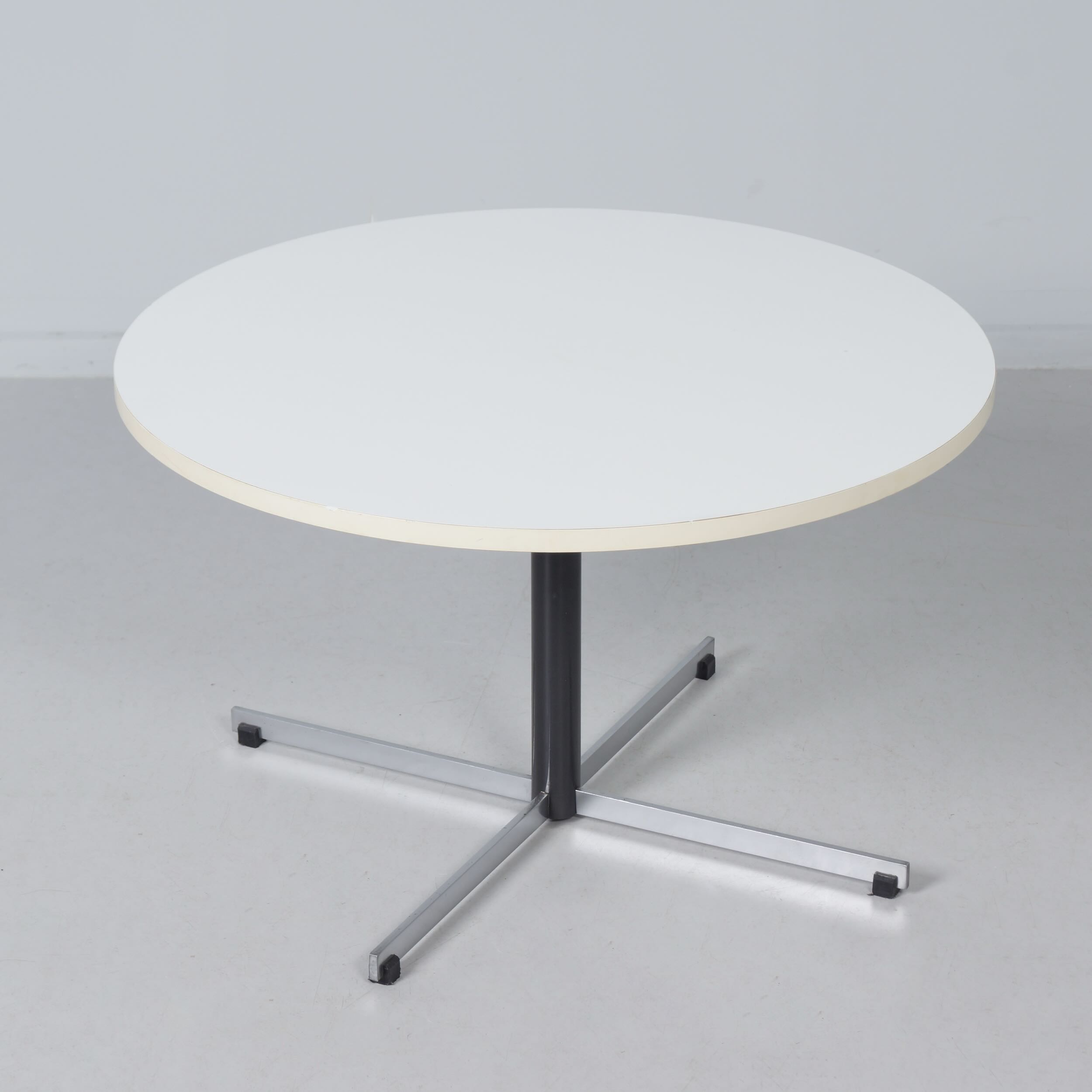 Round Model 3696 Coffee Table by Gispen, 1970s – White Melamine Top and Chrome Base