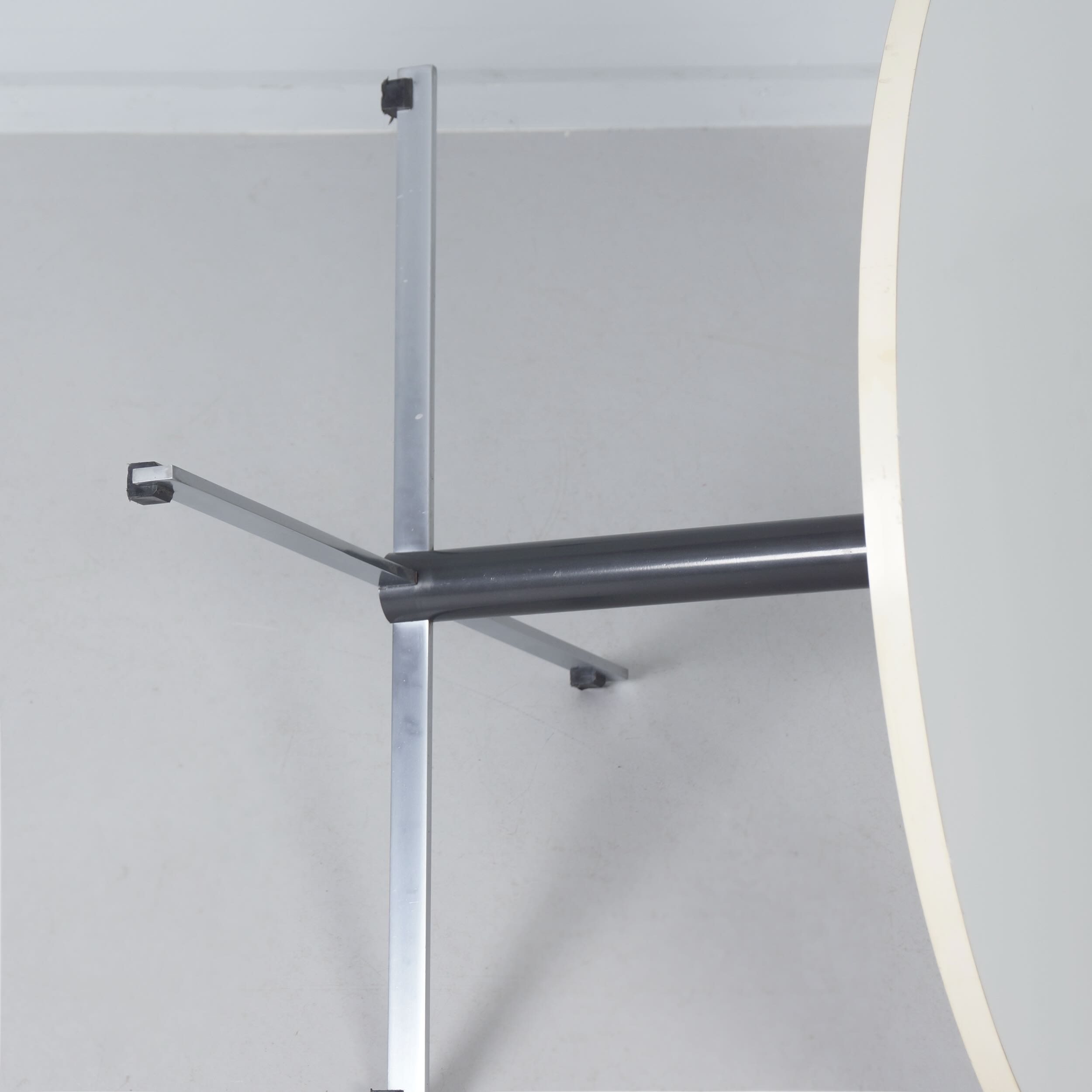 Round Model 3696 Coffee Table by Gispen, 1970s – White Melamine Top and Chrome Base