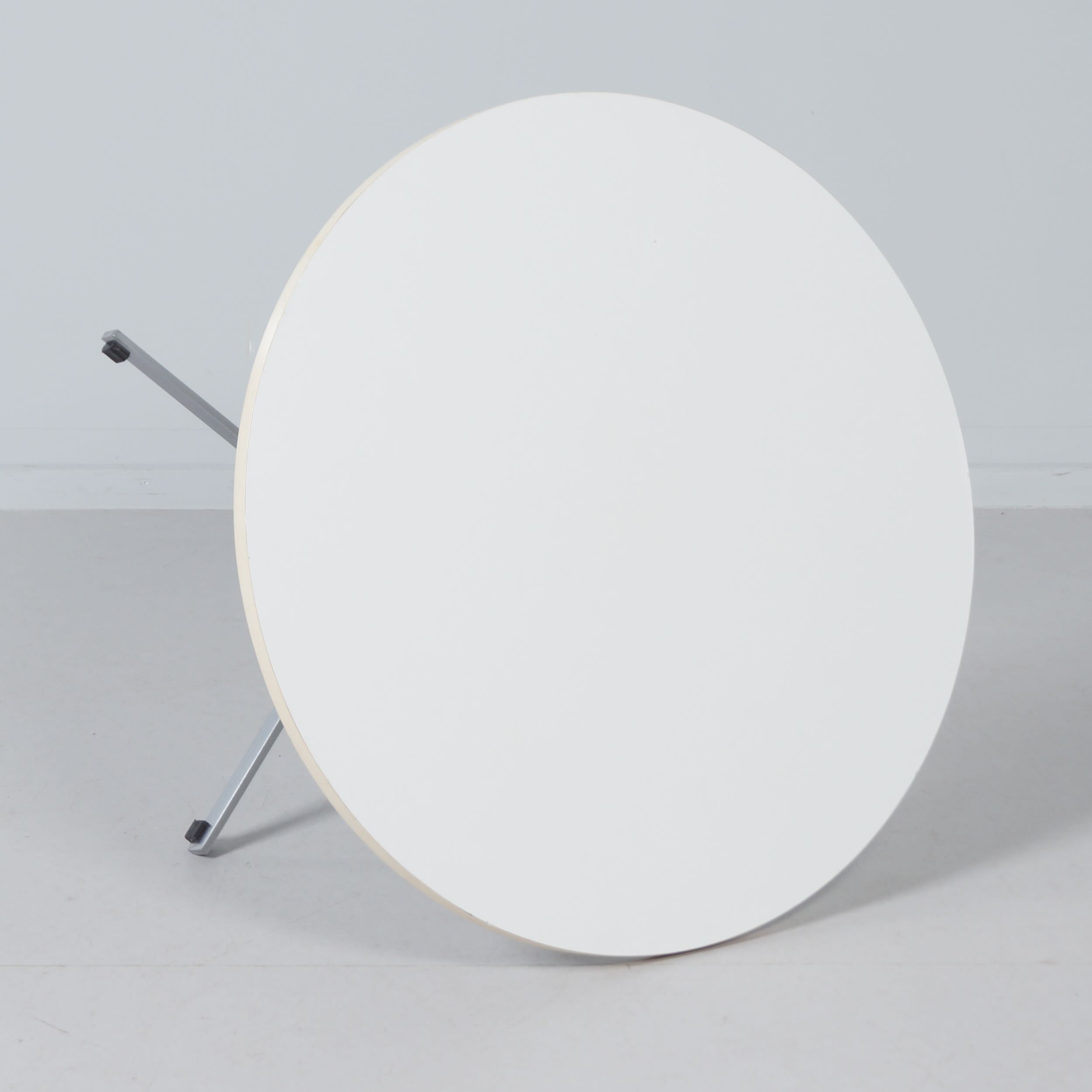 Round Model 3696 Coffee Table by Gispen, 1970s – White Melamine Top and Chrome Base