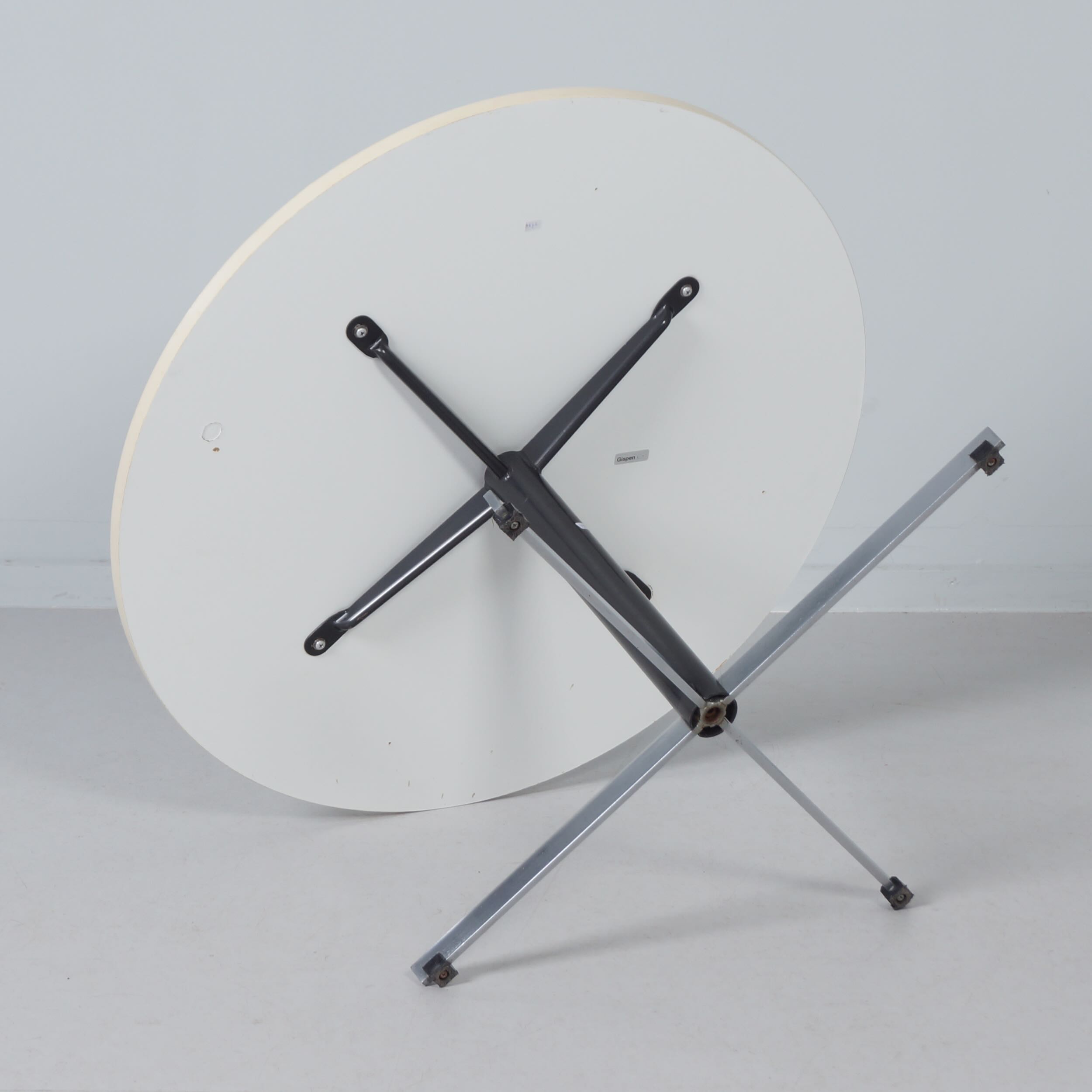 Round Model 3696 Coffee Table by Gispen, 1970s – White Melamine Top and Chrome Base