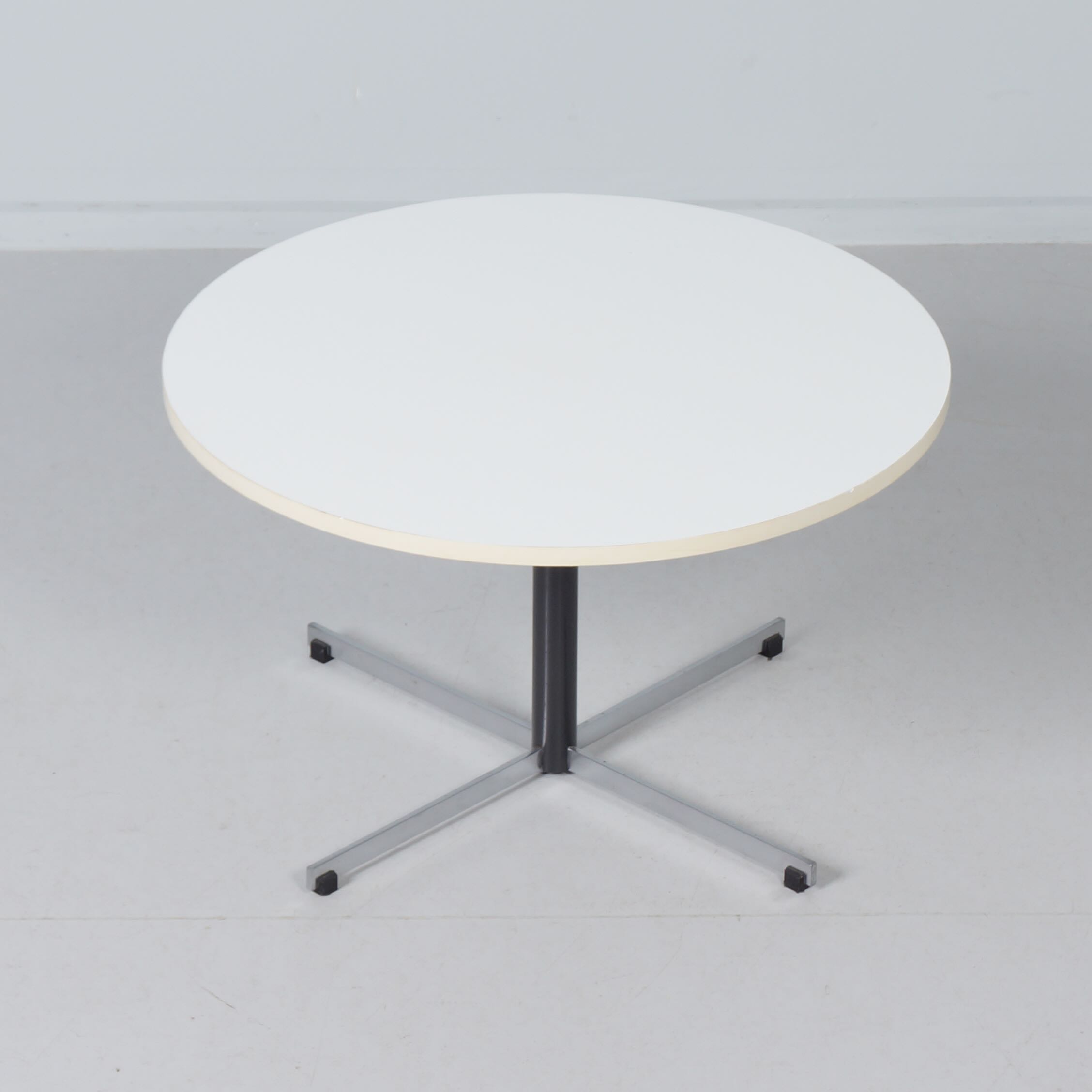 Round Model 3696 Coffee Table by Gispen, 1970s – White Melamine Top and Chrome Base