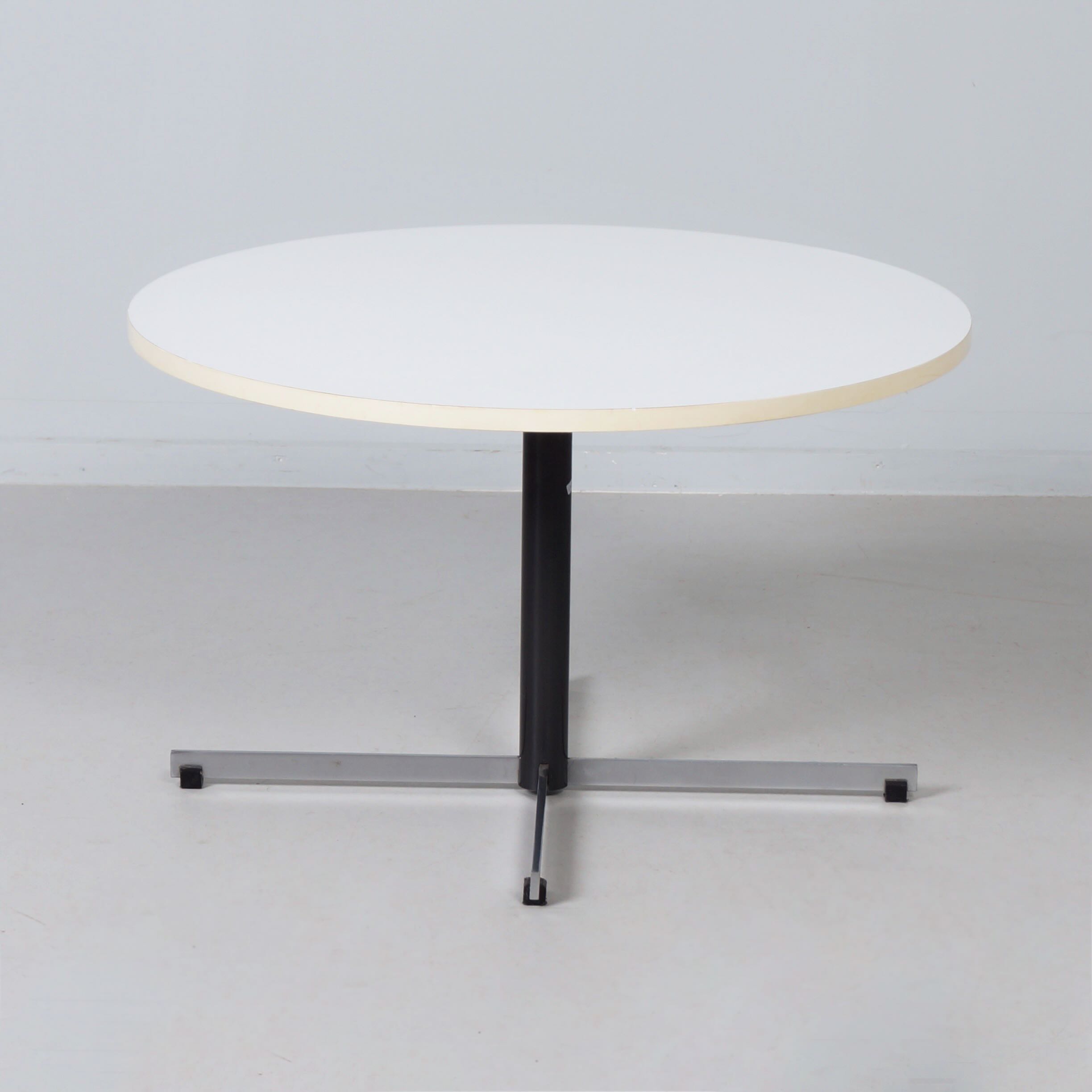 Round Model 3696 Coffee Table by Gispen, 1970s – White Melamine Top and Chrome Base