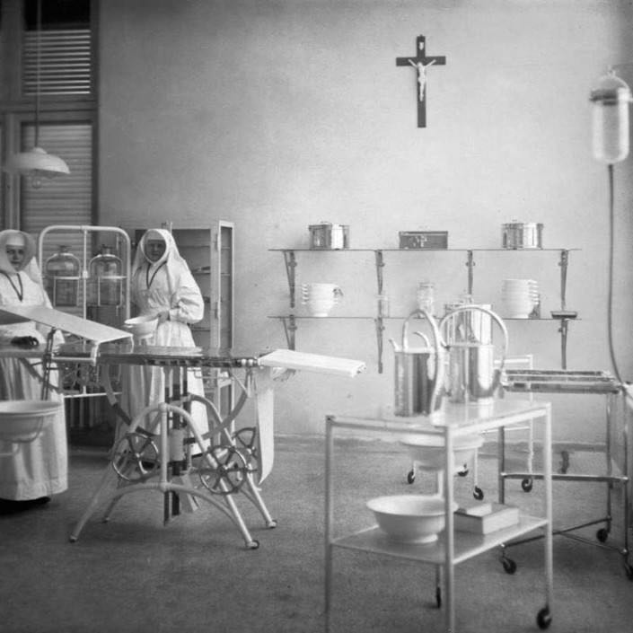 Vintage medical trolley made of metal and glass, 1930s